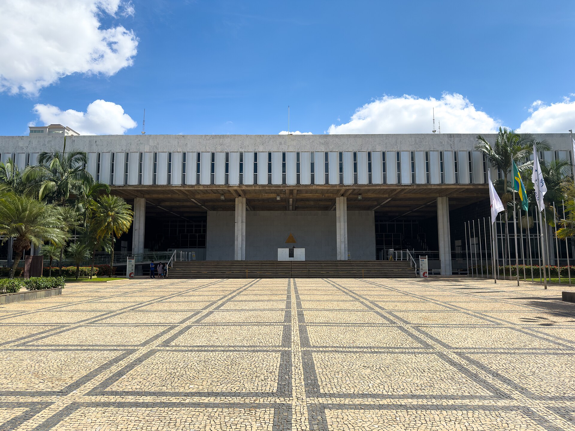 Fachada do Palácio da Inconfidência, sede da Assembleia Legislativa de Minas Gerais, com bandeiras e calçada de pedras portuguesas