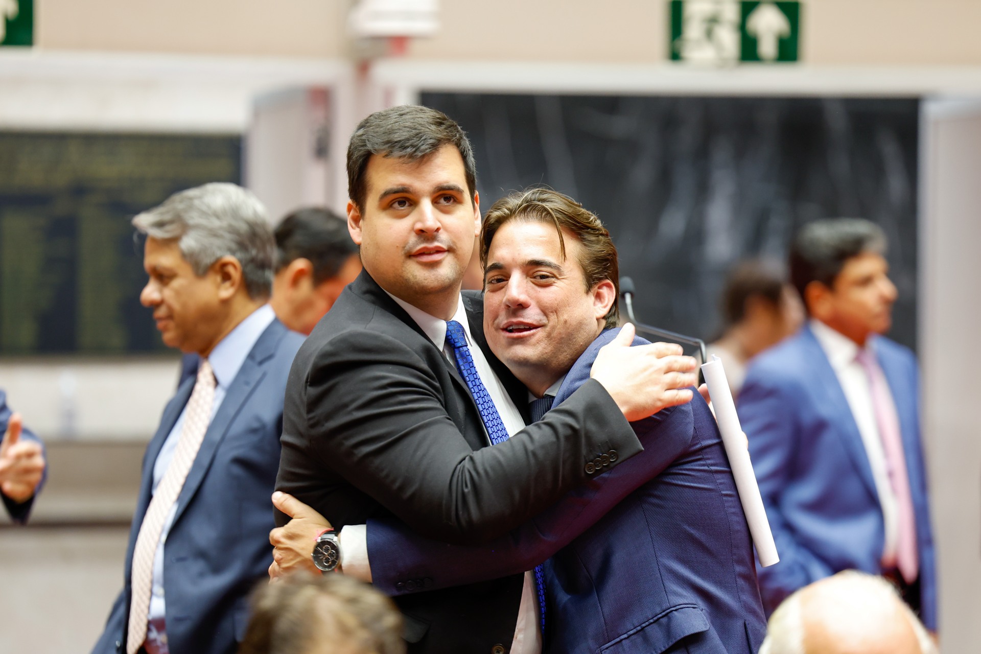 Bruno Engler, à esquerda, abraça Adriano Alvarenga em momento espontâneo no plenário da ALMG