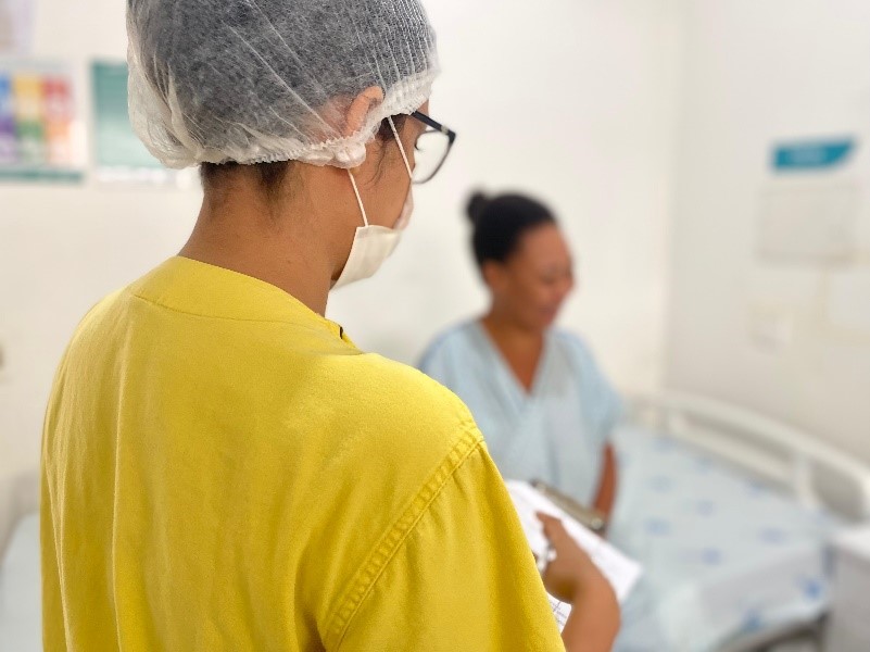 Profissional de saúde com touca e máscara durante atendimento no Hospital Estadual de Formosa