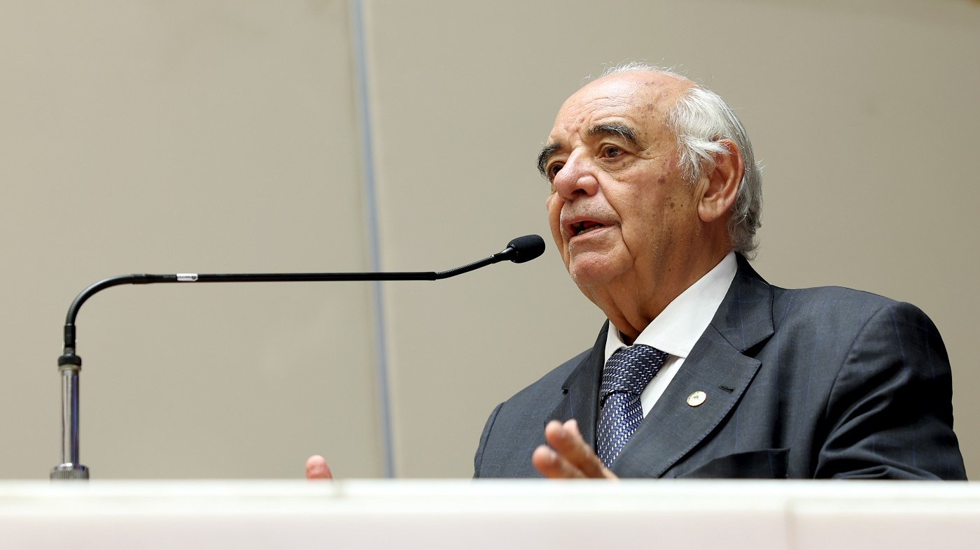 Deputado Dalmo Ribeiro discursa na tribuna do Plenário Juscelino Kubitschek da ALMG