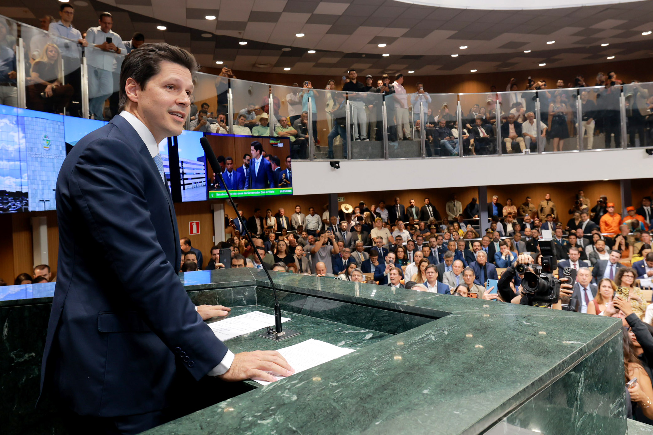 Daniel Vilela discursa na tribuna da Assembleia Legislativa de Goiás, sorrindo, com o plenário lotado ao fundo