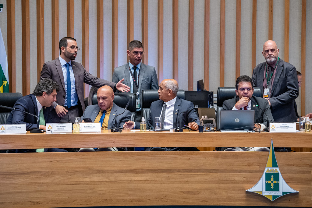 Mesa Diretora e parlamentares no plenário da CLDF durante sessão ordinária