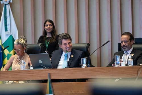 Eduardo Pedrosa à mesa em sessão solene na CLDF
