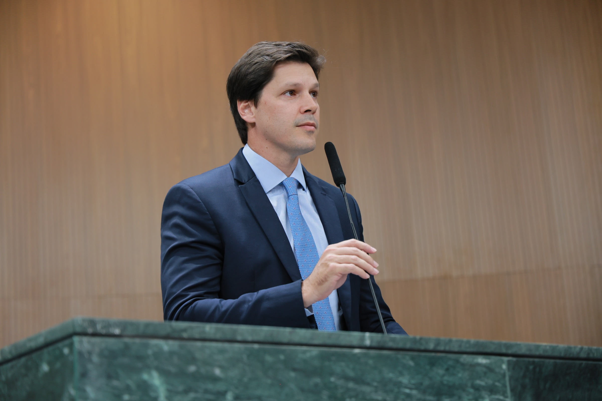 Daniel Vilela discursa na tribuna da Assembleia Legislativa de Goiás, gesticulando com a mão direita