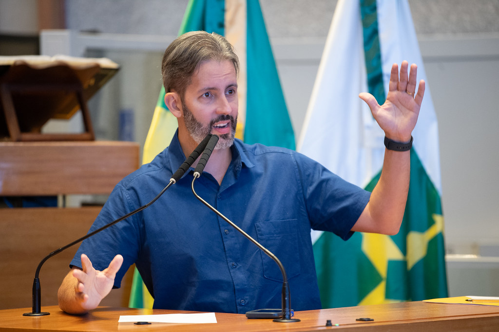 Leandro Grass discursa e gesticula na tribuna do plenário da CLDF