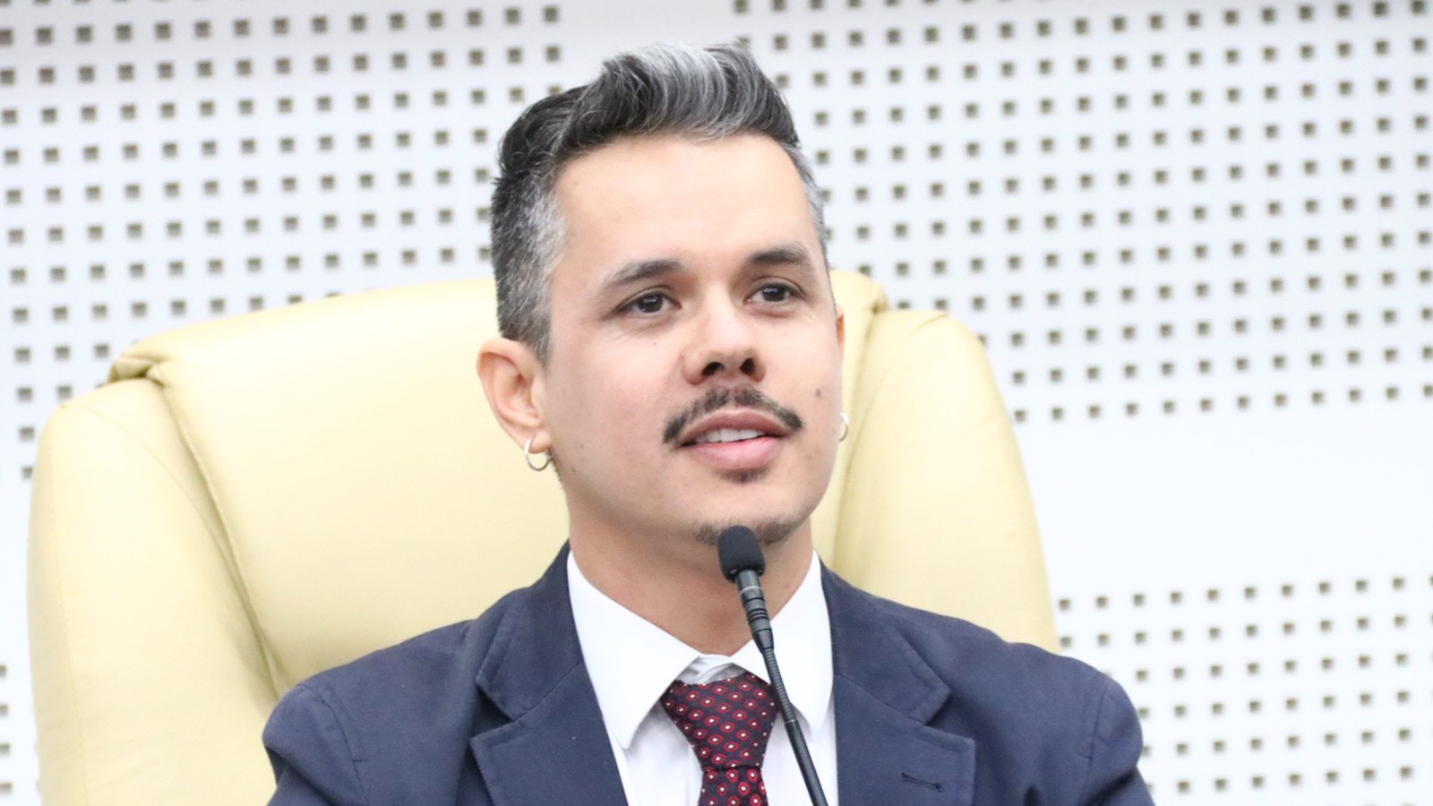 Fabrício Rosa em close, falando ao microfone durante sessão na Câmara Municipal de Goiânia