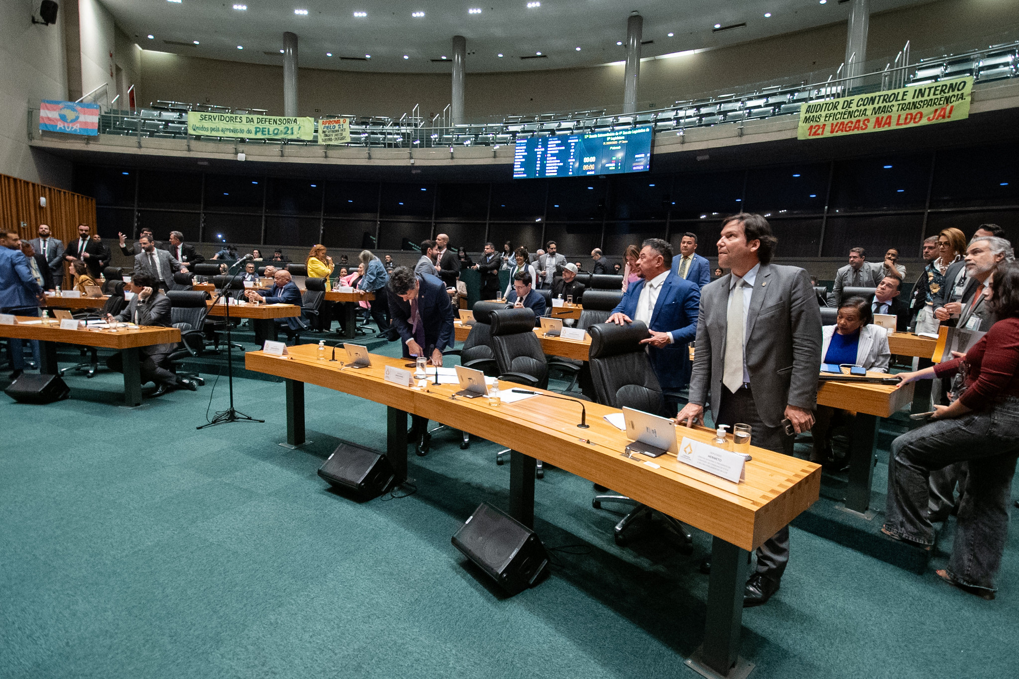 Vista geral do plenário da Câmara Legislativa do DF, com deputados nas bancadas durante sessão